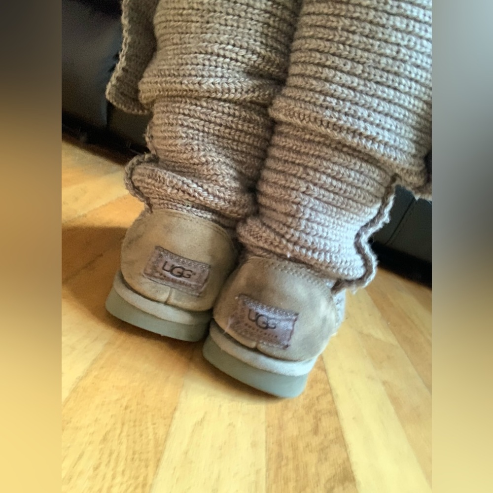 UGGS | Gray Tall Sweater Button Uggs | Size 8 🩶🖤 - Picture 5 of 14